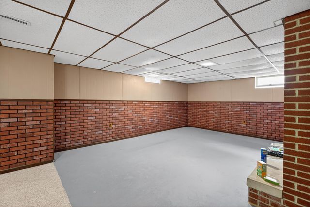 305 4th Street, Parkersburg, IA 50665