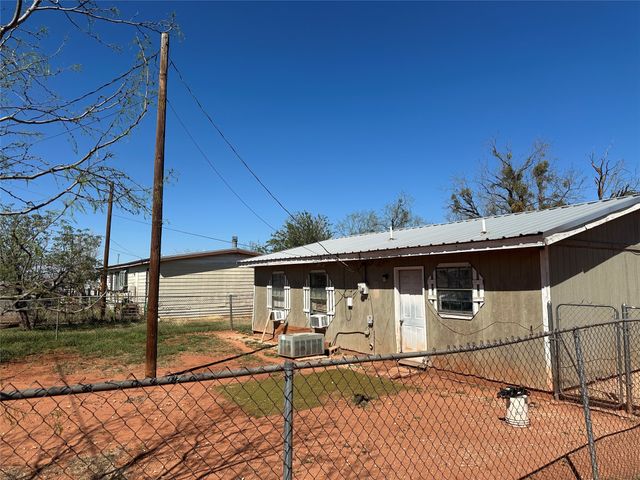 101 Seminole Street, Tye, TX 79563