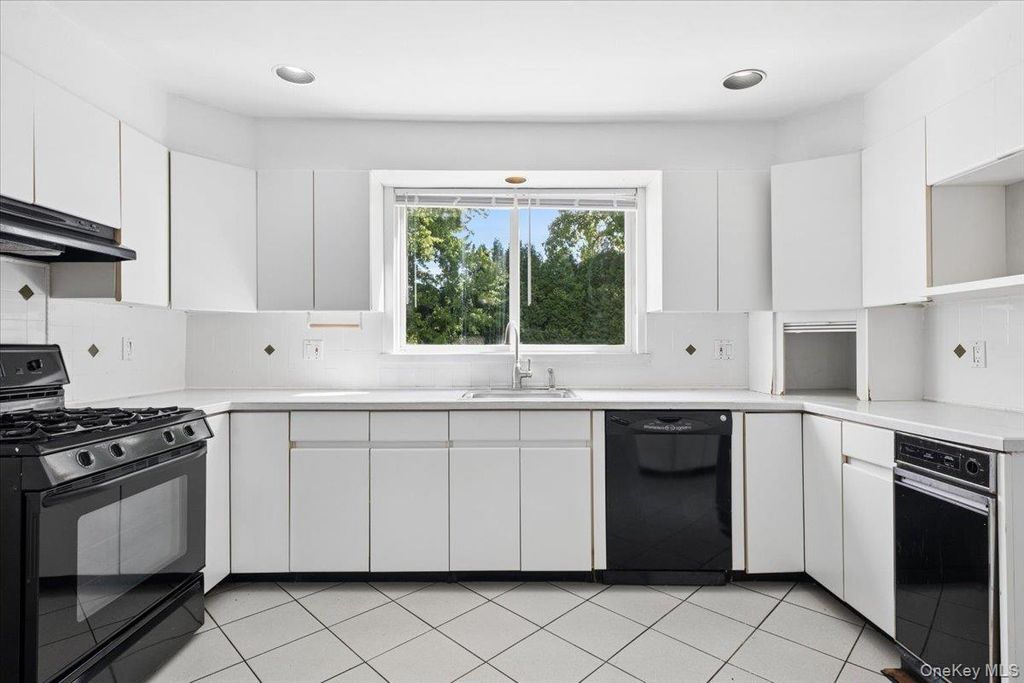 65 Sherwood Drive, Larchmont, NY 10538 — photo 4