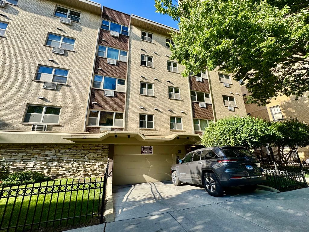 420 W Aldine Avenue 406, Chicago, IL 60657