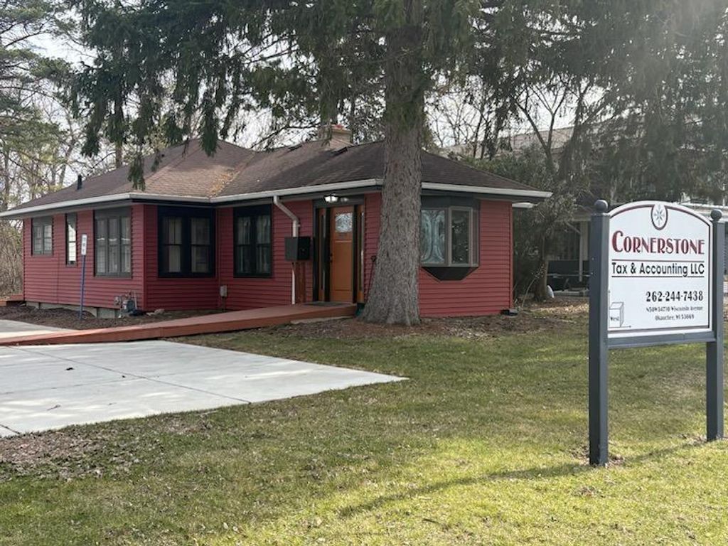 N50W34710 Wisconsin AVENUE, Okauchee, WI 53069