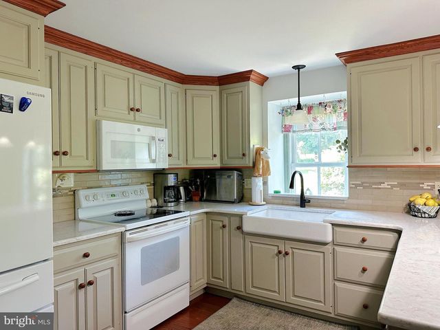 2382 BERGEY RD, Harleysville, PA 19438