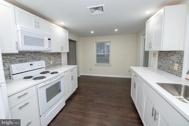 38 LINDEN AVE, Newtown, PA 18940