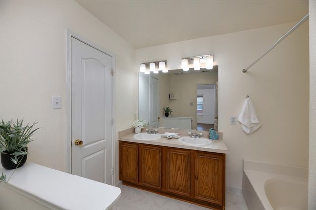 934 Plumeria Drive, Arlington, TX 76002