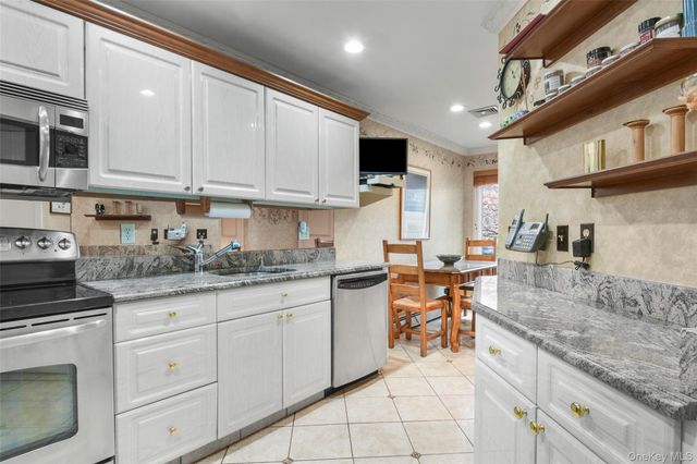 27 Top Of The Ridge D9, Mamaroneck, NY 10543