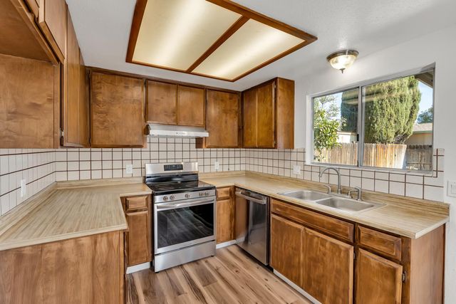 760 Meadowlark Ave, Los Banos, CA 93635