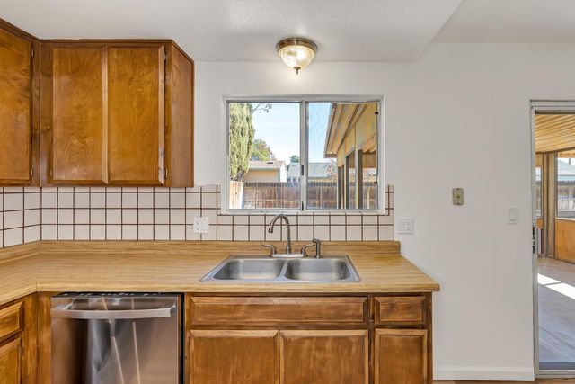 760 Meadowlark Ave, Los Banos, CA 93635