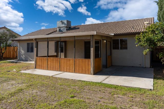 760 Meadowlark Ave, Los Banos, CA 93635
