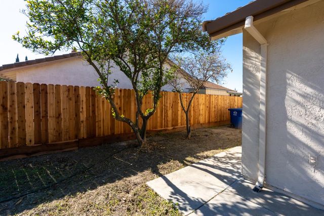 760 Meadowlark Ave, Los Banos, CA 93635