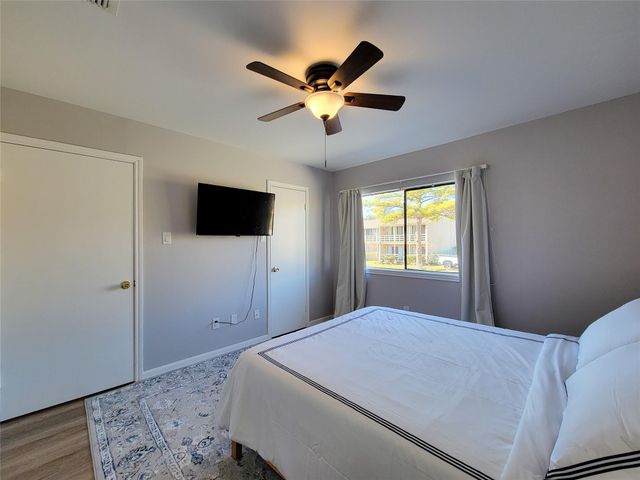 10 April Point Drive S, Conroe, TX 77356