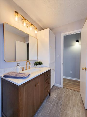 10 April Point Drive S, Conroe, TX 77356