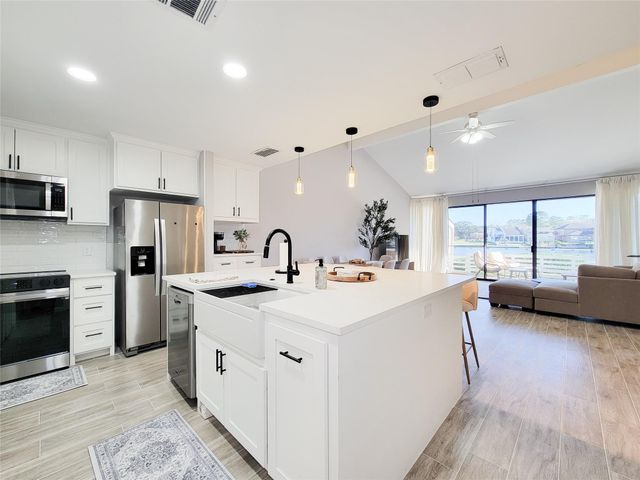 10 April Point Drive S, Conroe, TX 77356