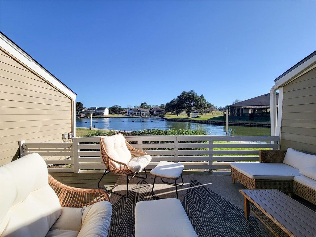 10 April Point Drive S, Conroe, TX 77356