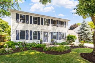 202 N Whispering Hills Drive, Naperville, IL 60540