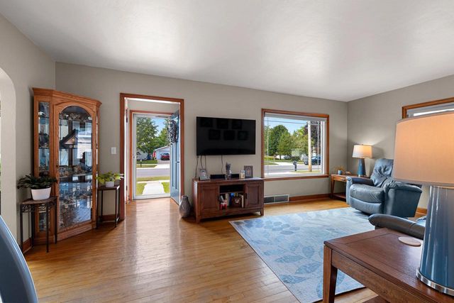 172 WILLIAMS STREET, Pulaski, WI 54162