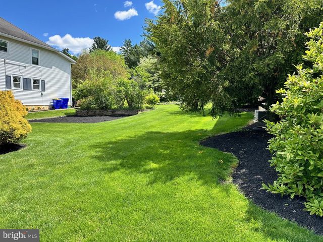 19 S CONSTITUTION AVE, New Freedom, PA 17349