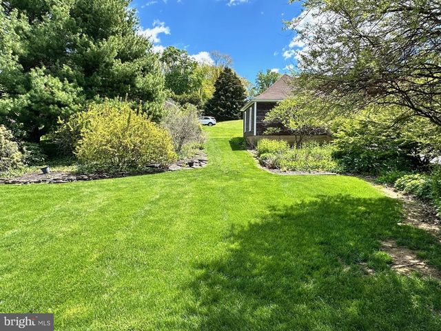 19 S CONSTITUTION AVE, New Freedom, PA 17349