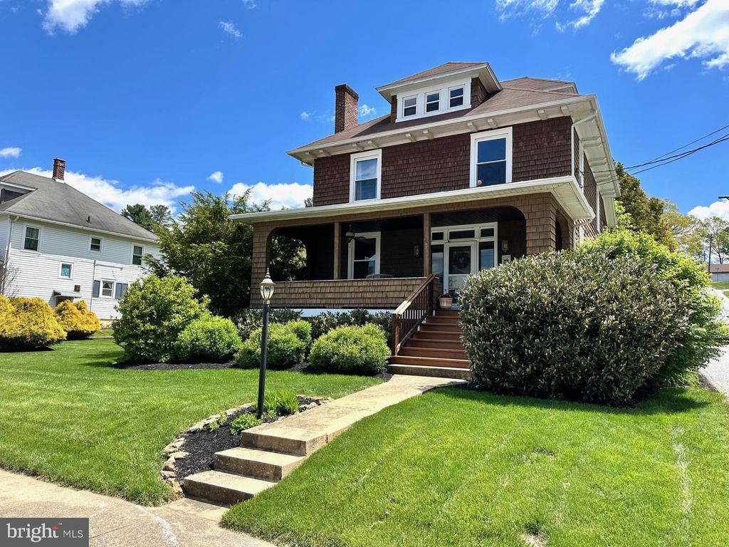 19 S CONSTITUTION AVE, New Freedom, PA 17349