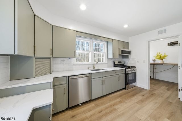 54 Cobb Rd, Mountain Lakes Boro, NJ 07046