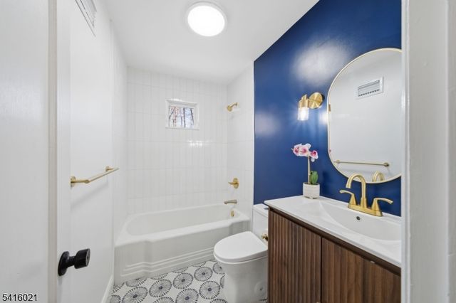 54 Cobb Rd, Mountain Lakes Boro, NJ 07046