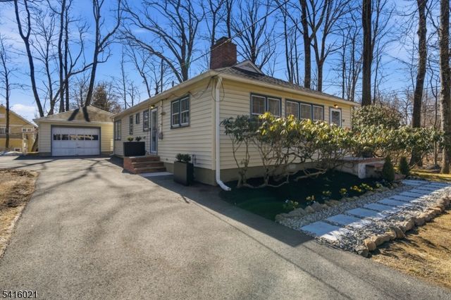 54 Cobb Rd, Mountain Lakes Boro, NJ 07046