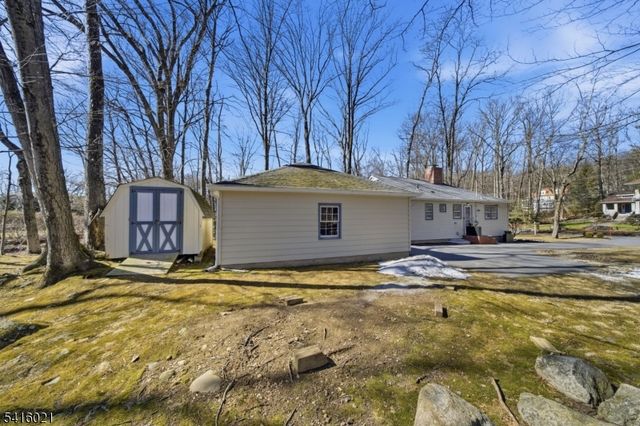 54 Cobb Rd, Mountain Lakes Boro, NJ 07046