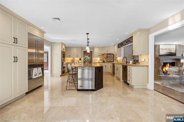 7 Orchard Lane, Old Tappan, NJ 07675