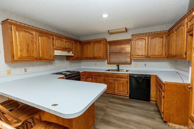 17 Oak Creek, Conway, AR 72032