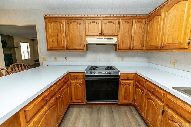 17 Oak Creek, Conway, AR 72032