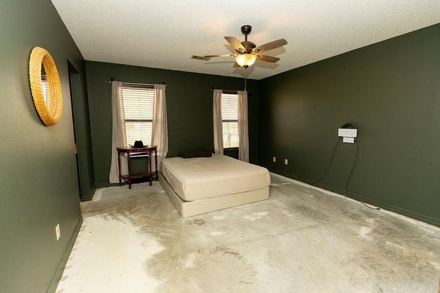 17 Oak Creek, Conway, AR 72032