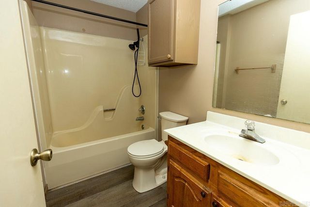 17 Oak Creek, Conway, AR 72032