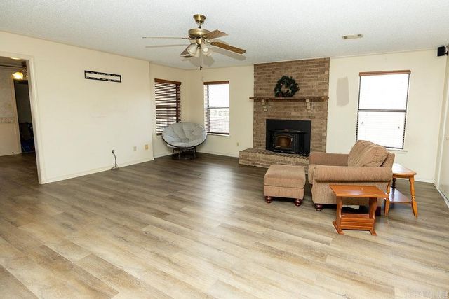 17 Oak Creek, Conway, AR 72032