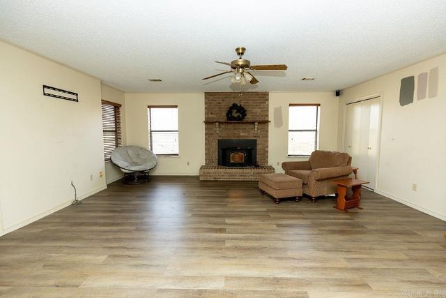 17 Oak Creek, Conway, AR 72032