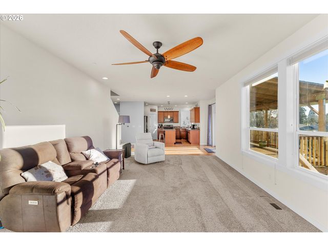 6625 LARISSA Ln, Gladstone, OR 97027