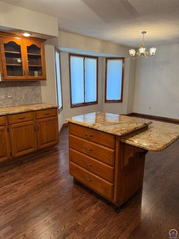 7830 SE Ratner RD, Berryton, KS 66409