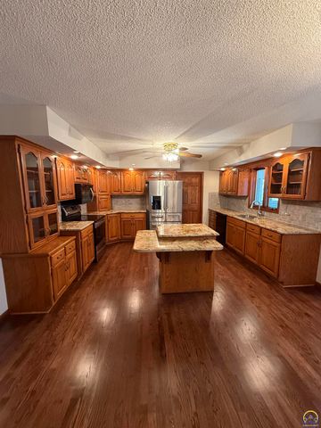 7830 SE Ratner RD, Berryton, KS 66409