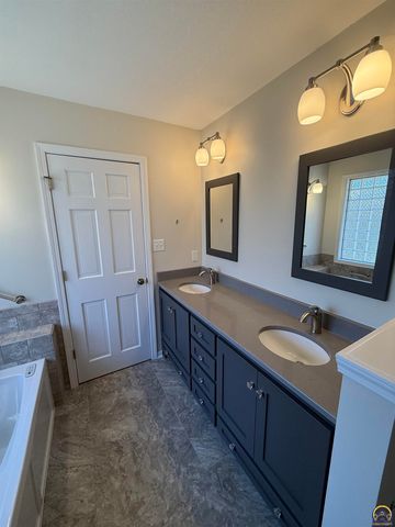 7830 SE Ratner RD, Berryton, KS 66409