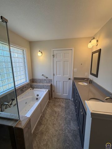 7830 SE Ratner RD, Berryton, KS 66409