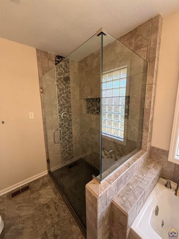 7830 SE Ratner RD, Berryton, KS 66409