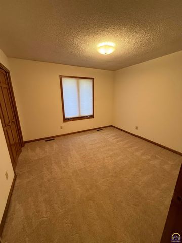 7830 SE Ratner RD, Berryton, KS 66409