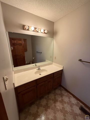 7830 SE Ratner RD, Berryton, KS 66409