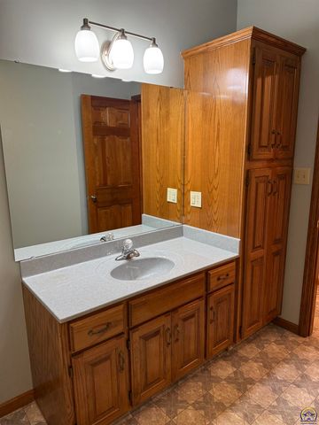 7830 SE Ratner RD, Berryton, KS 66409