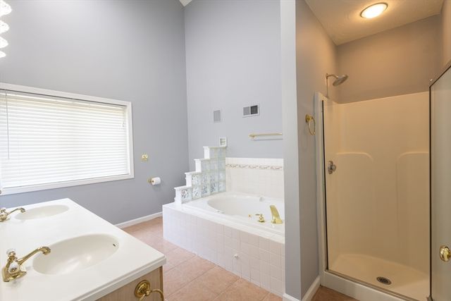 445 Captain Eames Cir 445, Ashland, MA 01721