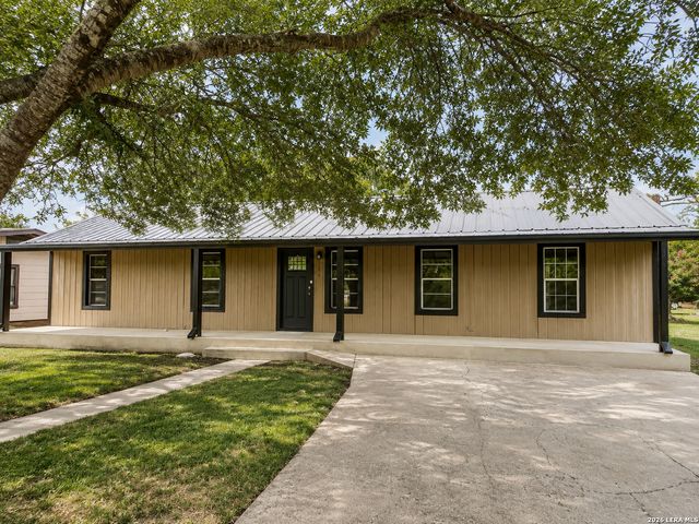 959 E IRELAND ST, Seguin, TX 78155