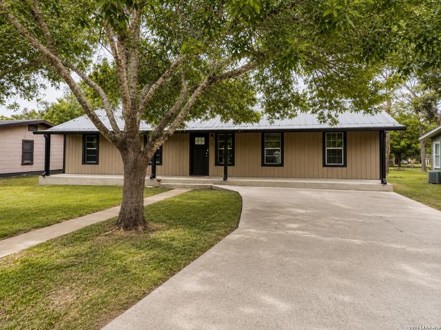 959 E IRELAND ST, Seguin, TX 78155