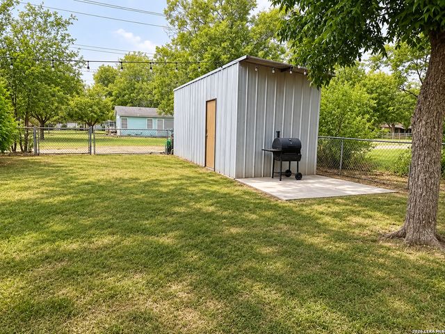 959 E IRELAND ST, Seguin, TX 78155