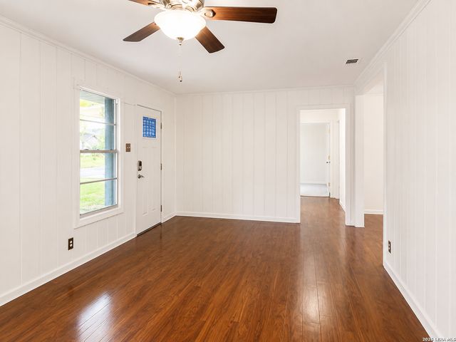 959 E IRELAND ST, Seguin, TX 78155