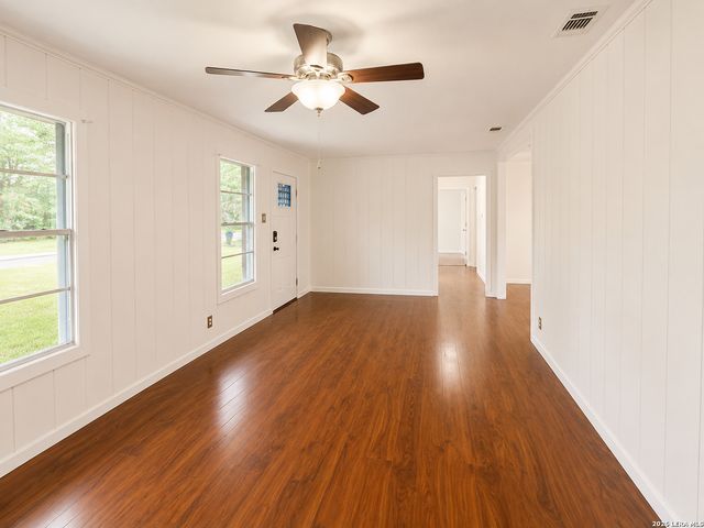 959 E IRELAND ST, Seguin, TX 78155