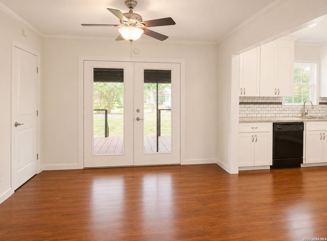 959 E IRELAND ST, Seguin, TX 78155