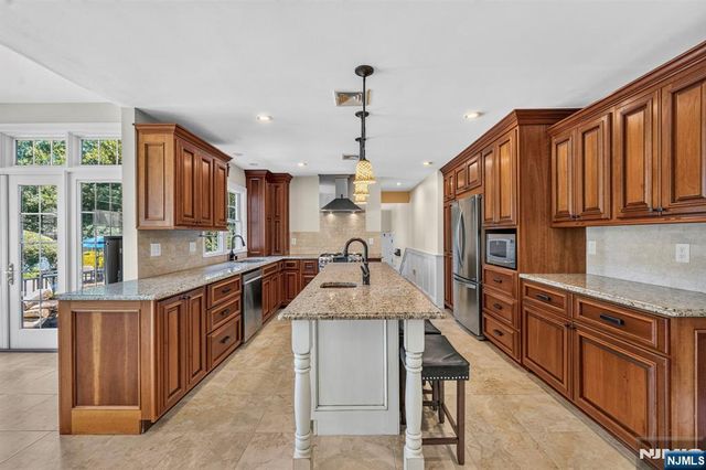 6 Park Lane, Jefferson Township, NJ 07438